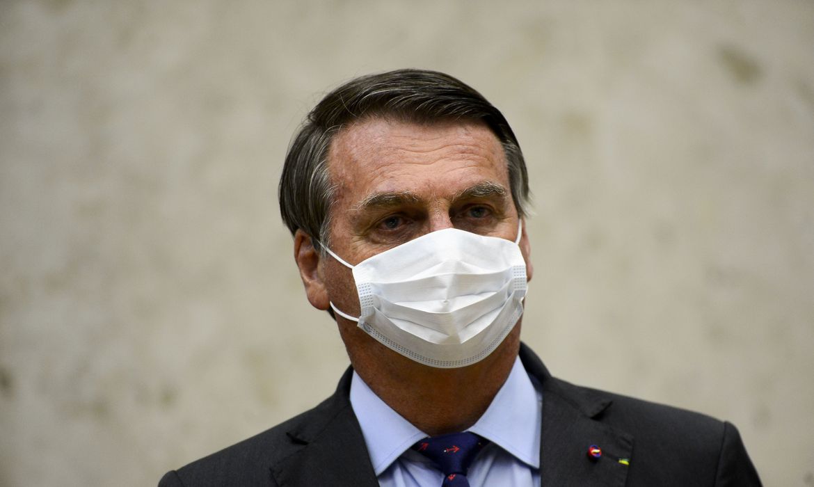 Bolsonaro chega a hospital para passar por cirurgia