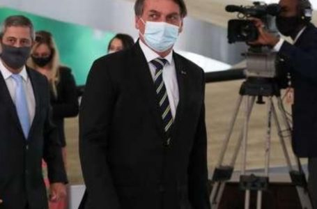 Bolsonaro volta a desdenhar do vírus: “É igual a uma chuva”
