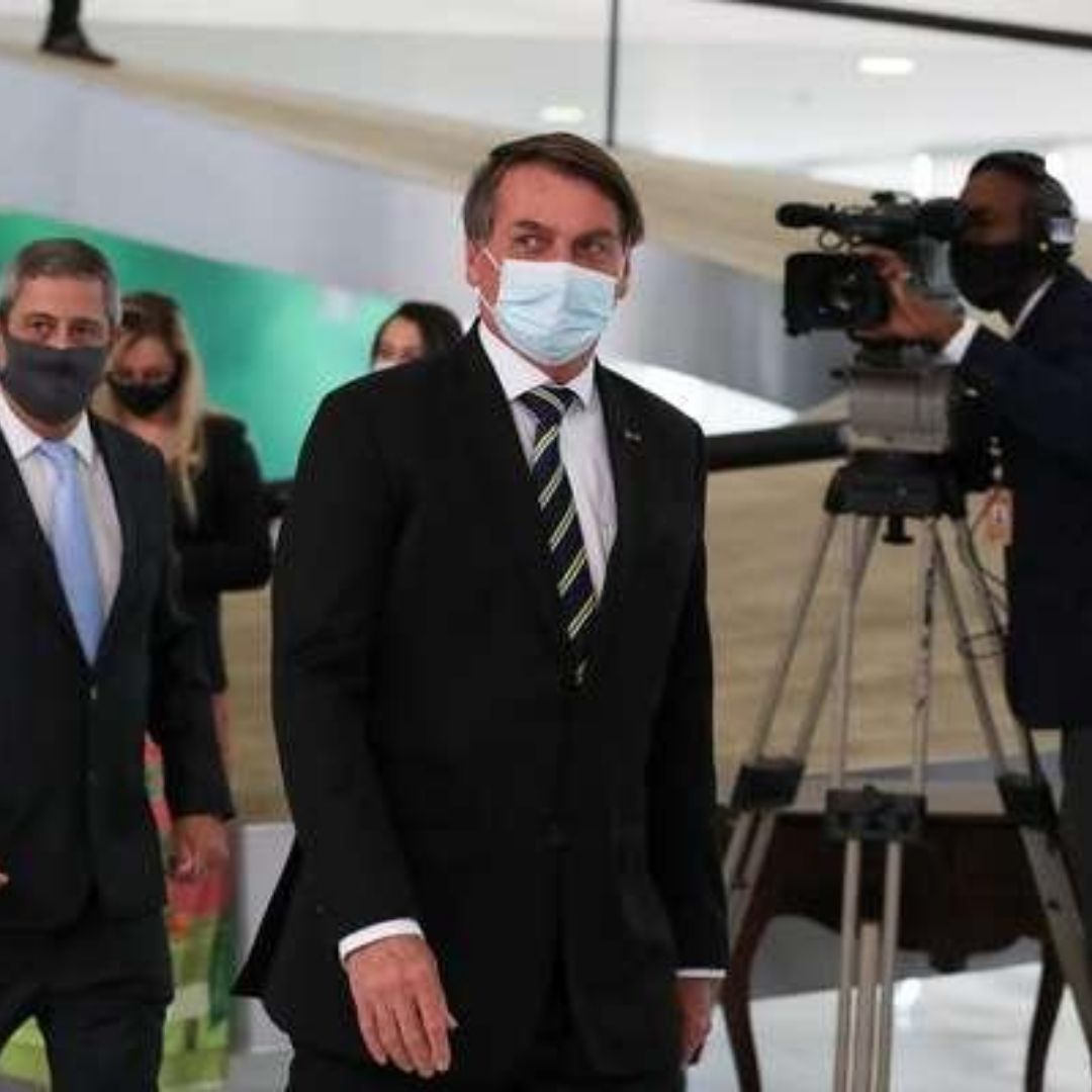 Bolsonaro volta a desdenhar do vírus: “É igual a uma chuva”