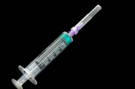 Vacina russa contra covid-19 induz resposta imune em testes preliminares