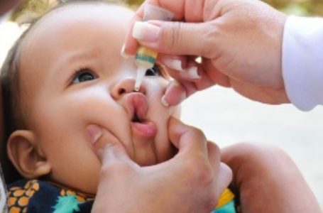 Crianças menores de cinco anos devem ser vacinadas contra a Poliomielite