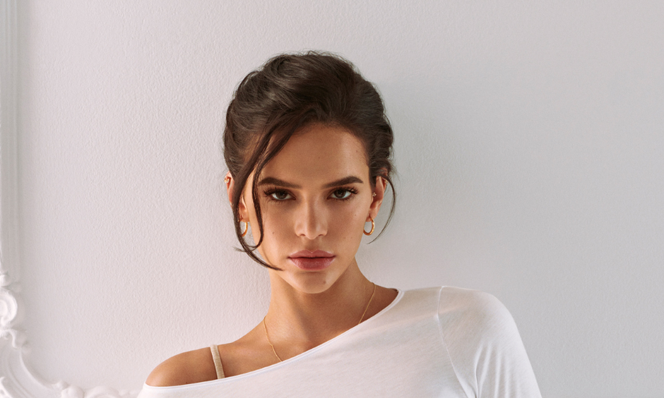 Bruna Marquezine prova a versatilidade da camiseta branca