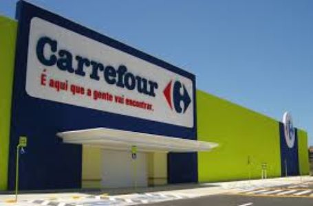 Lojas do Carrefour são alvo de protestos e ataques após assassinato de homem negro