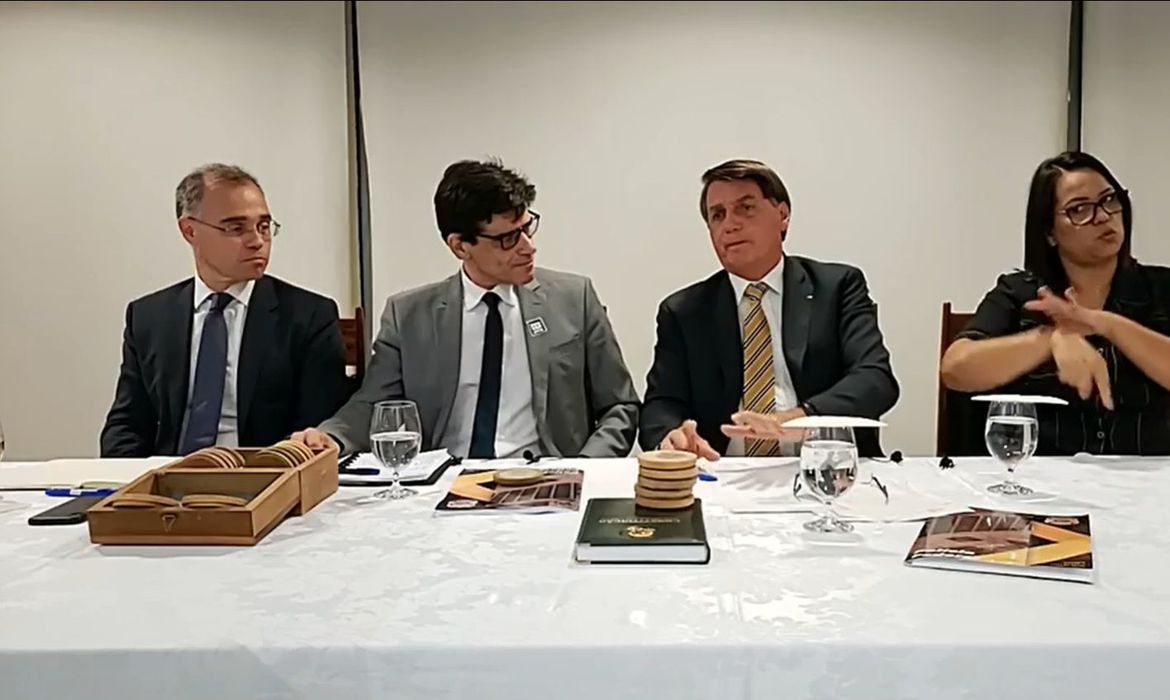 Bolsonaro pede que países ajudem a combater comércio ilegal de madeira