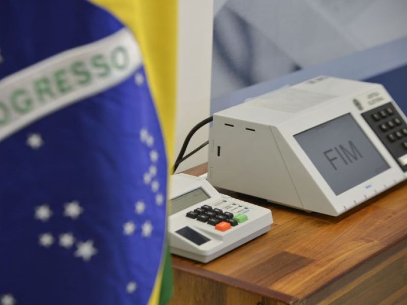 Eleitores vão às urnas para escolher prefeitos e vereadores em meio à pandemia