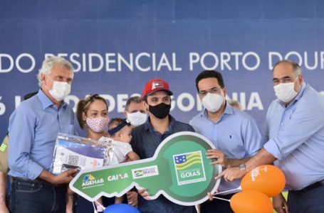 Governador entrega mais 916 residências para moradores de Goiânia