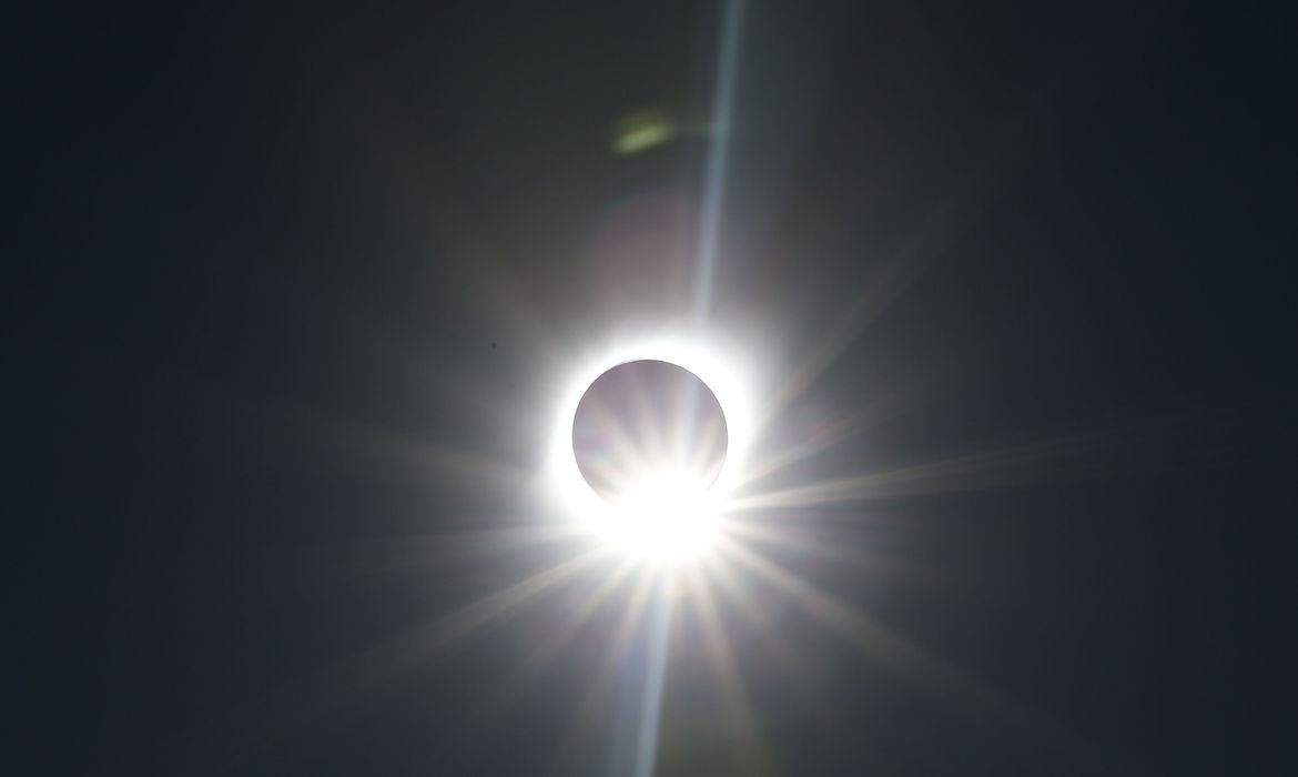 Brasil terá eclipse solar parcial hoje, entre meio-dia e 15h Fenômeno será mais visível na Região Sul do país