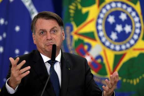 Bolsonaro diz que laboratórios precisam correr atrás de registros de vacinas para vender ao Brasil