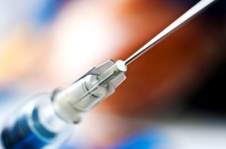 Reino Unido é primeiro país a aplicar vacina da AstraZeneca em corrida para conter Covid
