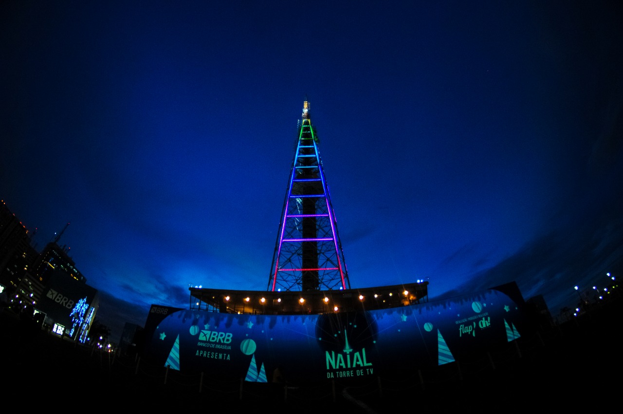 Cartão-postal: luzes de Natal na Torre de TV