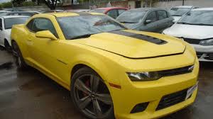 Camaro amarelo e outros 1.398 veículos