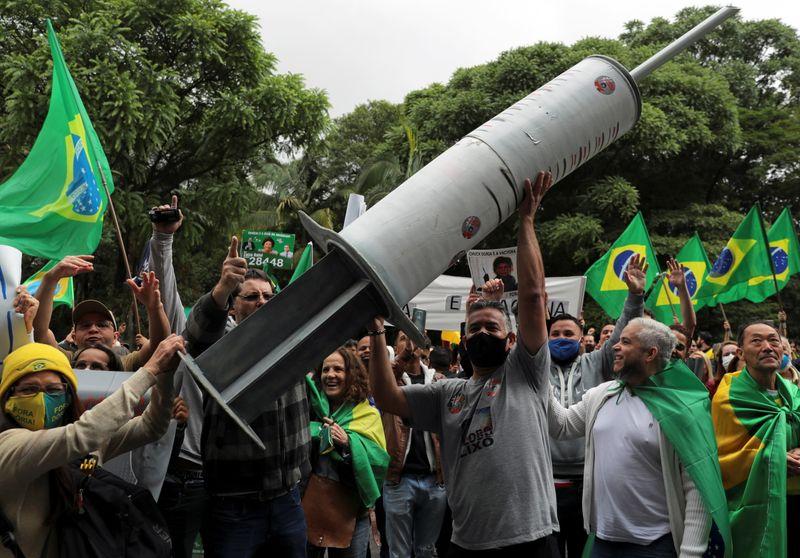 Enquanto Bolsonaro se recusa a tomar vacina, ministério planeja campanha para convencer população