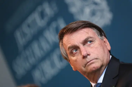 Bolsonaro agora diz que militares seguem “o norte indicado pela população”