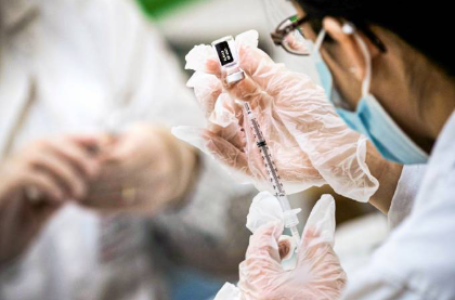 Vacina da Pfizer funciona contra variante do coronavírus, diz estudo preliminar