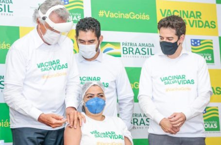 Durante vacinação dos primeiros profissionais de saúde em Goiás, Caiado enaltece ciência e “tempo recorde” para vacinas serem liberadas