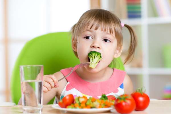 Alimentação para crianças: dicas para ensinar seu filho a comer saudável