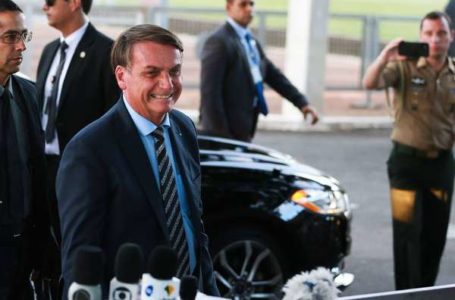 Bolsonaro ao ser cobrado por auxílio: ‘Pede pro governador’