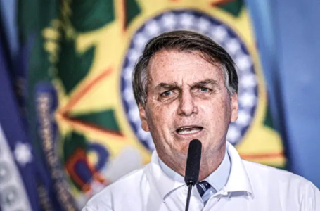 Bolsonaro vai assinar decreto que obriga postos a exibir composição de preços de combustíveis