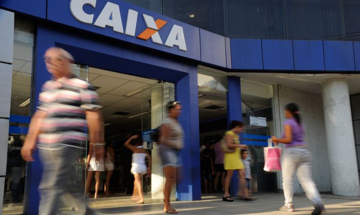 Caixa paga abono salarial para nascidos de março a junho