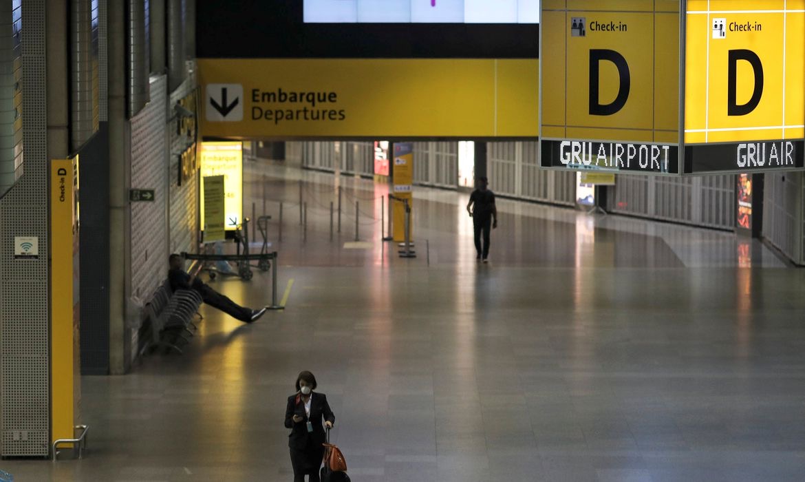 Regras para uso de máscaras em aviões e aeroportos ficam mais rígidas