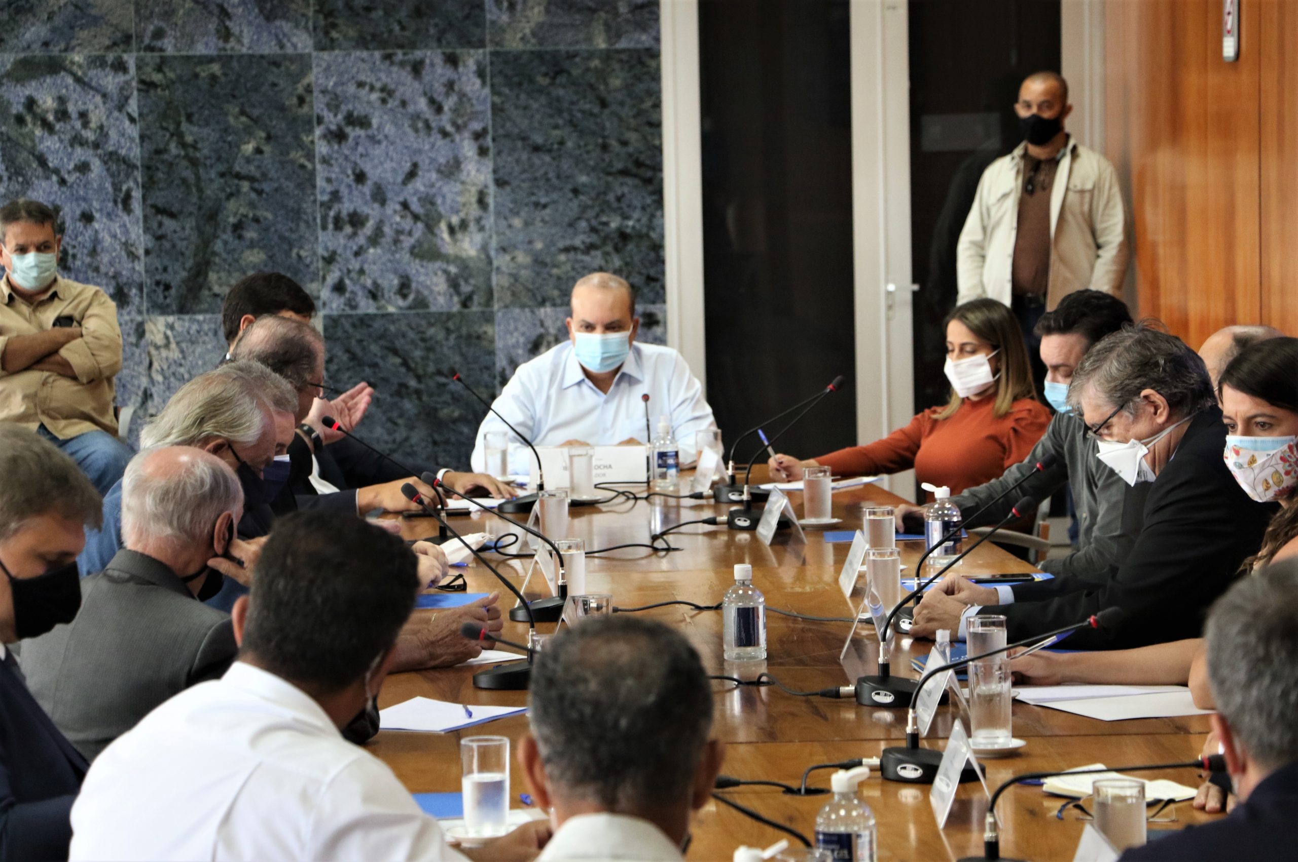 Reabertura de atividades condicionada à queda na transmissão do vírus