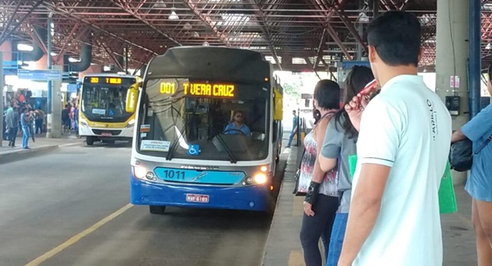 Acesso aos ônibus está limitado a trabalhadores das atividades essenciais