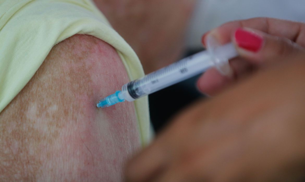 Senado aprova medidas para evitar vacinação falsa