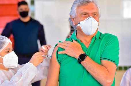 Caiado recebe segunda dose de vacina contra Covid-19