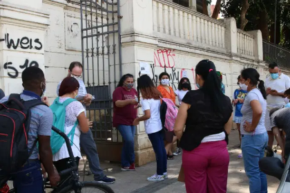 Pais não se sentem confortáveis em mandar filhos à escola, diz pesquisa