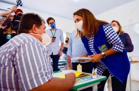 Em Americano do Brasil, Gracinha Caiado participa da aula inaugural de projeto voltado para alfabetização e entrega cartões de auxílio alimentação