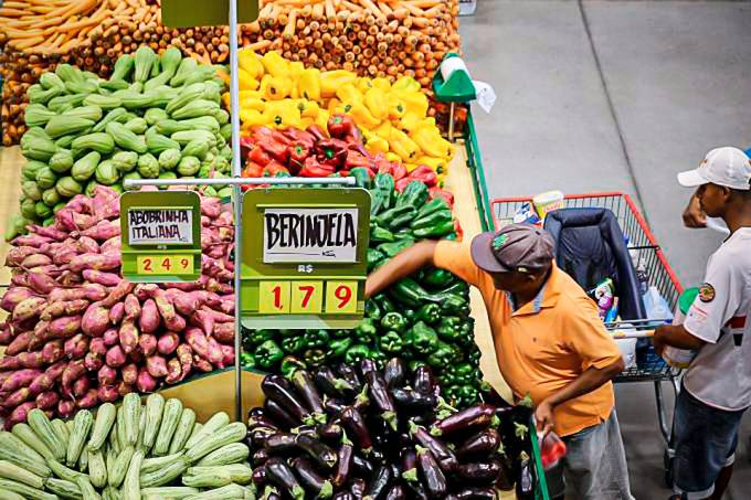 Auxílio emergencial: 71% dos beneficiados usaram para comprar comida