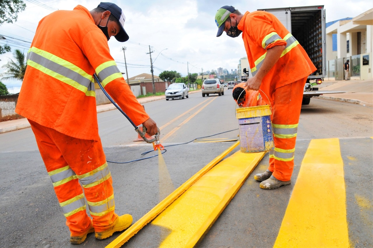 Principais rodovias começam a receber nova sinalização no DF