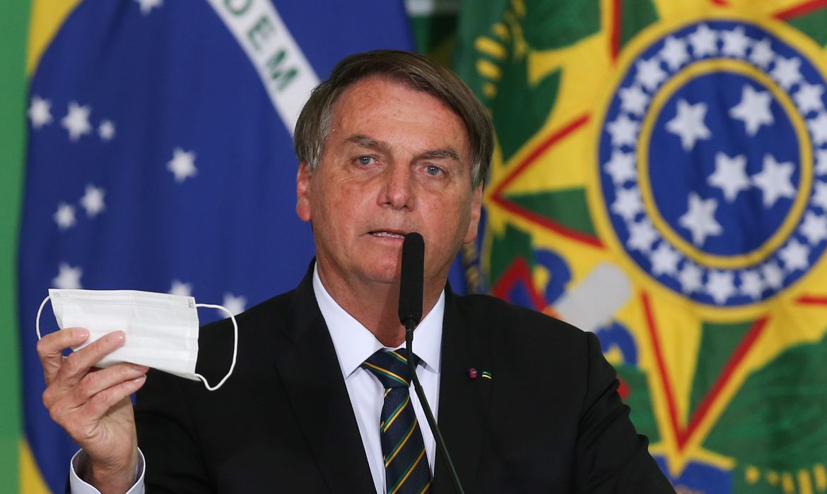 Jair Bolsonaro pede parecer para desobrigar uso de máscara por vacinados