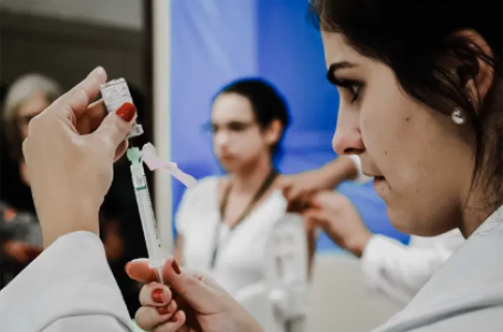 Vacinação no Brasil evitou pelo menos 43 mil mortes em 2021, diz pesquisa