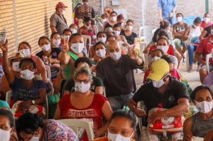 Moradores de Ceilândia recebem cestas básicas e kits de insumos