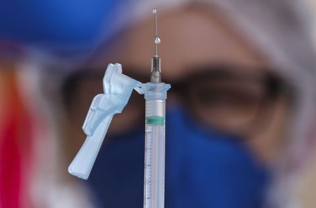 Governo de Goiás abre consulta de preço para compra de vacina contra Covid-19 para imunizar 1 milhão de pessoas