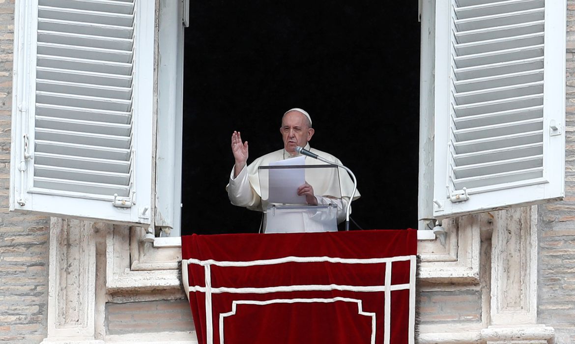 Papa Francisco passa por cirurgia e reage bem a procedimento