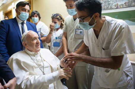 Internacional Papa Francisco ficará no hospital por mais alguns dias, diz Vaticano