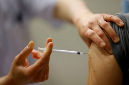 Adolescentes serão vacinados depois que todos os adultos tomarem a 1ª dose