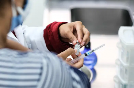 Secretarias de saúde contestam registros de aplicação de vacina vencida