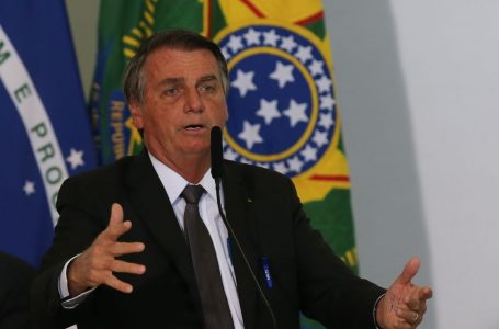 Bolsonaro é internado em hospital em Brasília e cancela reuniões