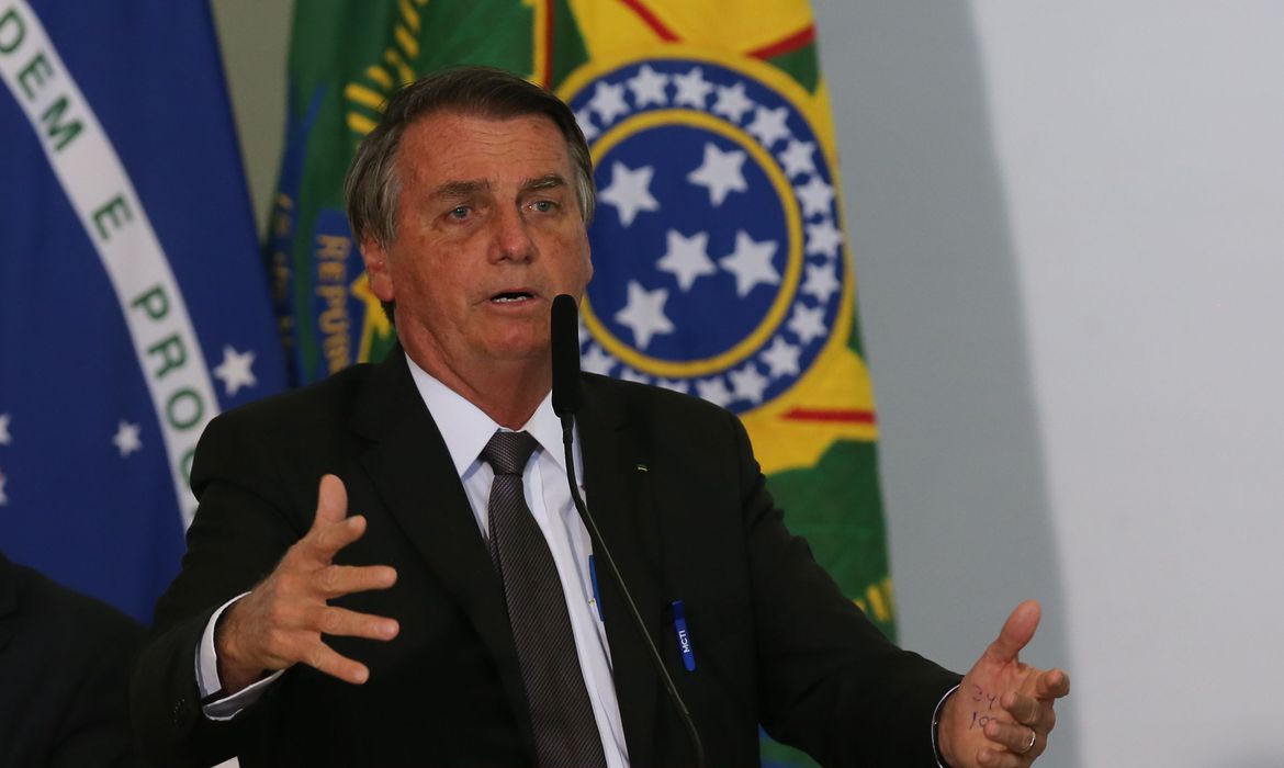 Bolsonaro é internado em hospital em Brasília e cancela reuniões