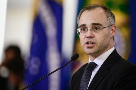 Bolsonaro diz a ministros que indicará André Mendonça para vaga no STF