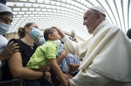 Papa diz que pedofilia é ‘ato cruel’ e Igreja deve pedir perdão