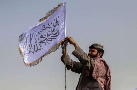 Talibã hasteia bandeira em Cabul e inicia novo governo