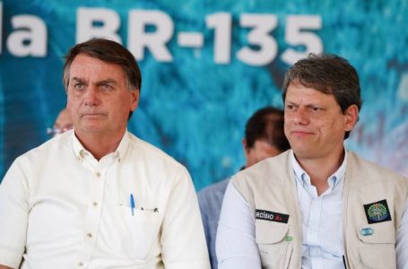 Bolsonaro faz reunião com líderes de caminhoneiros para pedir fim da greve