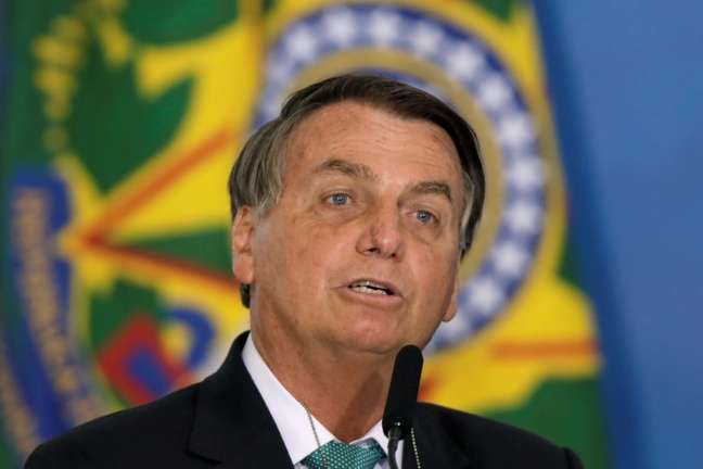 Bolsonaro confirma candidatura e nega demissão de Guedes