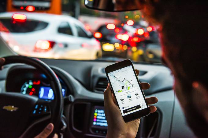 Alta dos combustíveis causa reajuste nas tarifas da Uber e 99