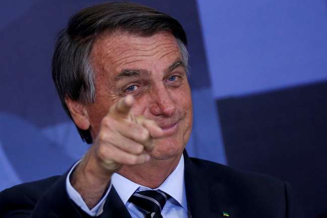 Reprovação de Bolsonaro recua para 58% e aprovação cresce