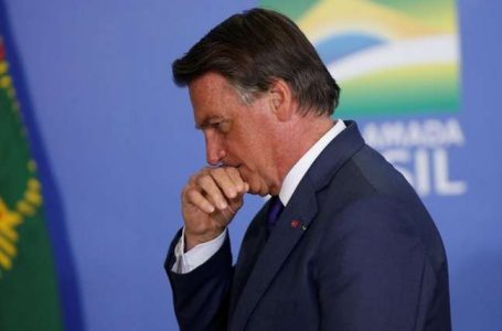 Após veto cair, Bolsonaro promulga lei que proíbe despejos